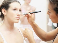 怎么选购化妆品避免激素脸的产生